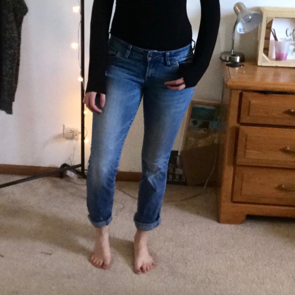 Women’s light washed distressed jeans